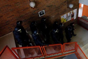 Antidisturbios en el interior de la Universidad Complutense de Madrid 