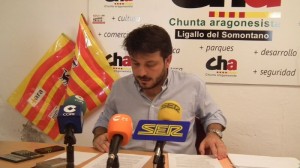 Valero Aguayos, portavoz de CHA en el Ayuntamiento de Balbastro, en la rueda de prensa de ayer. Foto: CHA