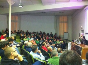 Miren Etxezarreta imaprtió su charla ante un salón de actos repleto.