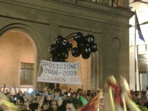 Pancarta desplegada durante el pregón de las fiestas del Pilar 2013. Foto: AraInfo