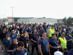 La plantilla recorrió la distancia entre la fábrica y la sede de la DGA. Foto: CJC Aragón