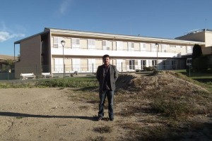 Valero Aguayos frente a la Residencia de Balbastro