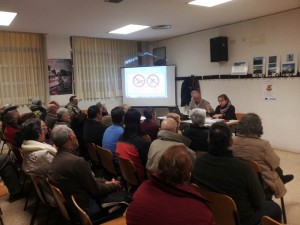 Una imagen de la charla-asamblea celebrada ayer. Foto: AV La Paz