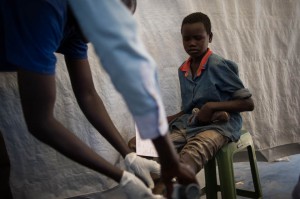 Un niño con una herida infectada en la tienda de apósitos de una clínica de MSF en el campamento para personas desplazadas en los terrenos de la misión de las Naciones Unidas para Sudán del sur (UNMISS) base en Juba, Sudán del sur, 12 de enero de 2014. Foto: Phil Moore