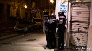 Fuerte presencial policial en las calles del barrio zaragozano tras el acto de este viernes en apoyo a Gamonal. Foto: AraInfo