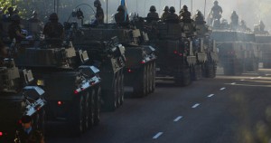 Un grupo de tanques del ejercito español. Foto: Fernando Sánchez (en La Marea)