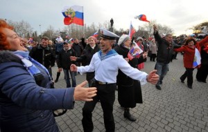 Crimeos bailan en el centro de Simferopol. Foto: Viktor Drachev (AFP)