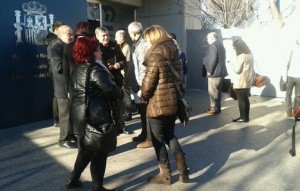 Los procesados aguardan antes de entrar en la sede de la AN. Foto: @albertopradilla (Naiz)