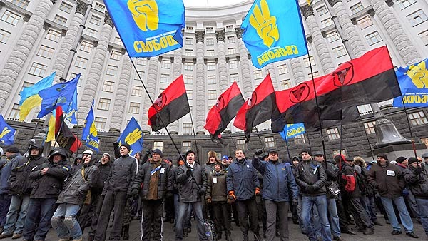 Miembros de Svoboda, el partido nazi que co-gobierna en Ucrania, agreden y  obligan a dimitir al director de la Televisión Pública
