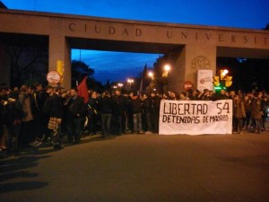 Las 54 personas detenidas ayer en Madrid han sido puestas en libertad imputadas por un "delito de daños" y de "usurpación de bienes inmuebles". En la imagen, concentración en Zaragoza para exigir la libertad de las detenidas. Foto: @cjcaragon