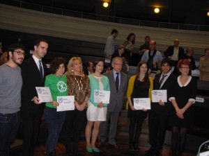 Alba Pedro, con camiseta de la marea verde, junto a la consejera Dolores Serrat. Foto: Mambrú
