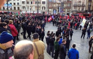 "Bilbo contra la troika". Minutos previos del inicio de la marcha contra el foro en el Arriaga. Foto: Ahotsa.info