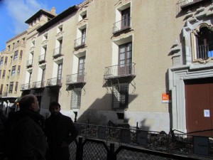 El CEIP Santo Domingo sufrió un peligroso desplome del alero de la fachada hace escasos días. Foto: IU