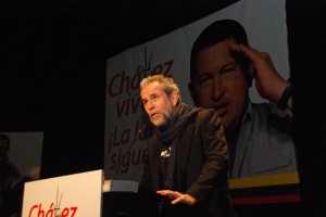 Willy Toledo (en la foto), el cantante José María Alfaya y la venezolana Lucía Mora, representante del Batallón “Chávez Somos Todos”, estuvieron a cargo de dar la bienvenida a los asistentes y como moderadores de la actividad.