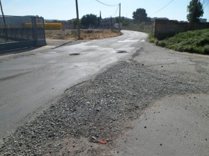 Vecinas y vecinos e Izquierda Unida alertan del deterioro del pavimento y de la peligrosidad que genera esta situación para las personas que transitan por la zona en vehículos de dos ruedas.