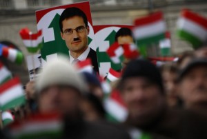 Gabor Vona (Jobbik) con bigote hitleriano.