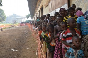 Vacunación contra el sarampión en Guinea. Foto: Ikram Ngadi (MSF)