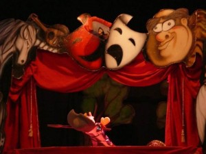 Los espectadores eligen los muñecos que quieren ver en escena en esta original obra.