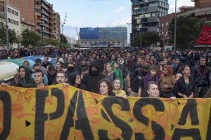 4.000 personas se manifestaron para mostrar su apoyo al centro social Can Vies. Foto: Víctor Serri (La Directa) 