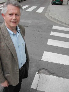 Francho Nagore (CHA) ha denunciado en un acto público la actual situación de numerosas calles de Uesca.