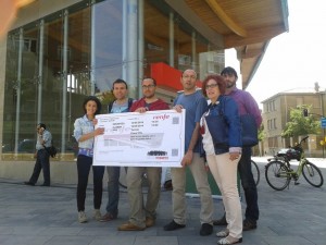 Con un billete Zaragoza-Olorón para la deseada reapertura del Canfranc, la candidatura aragonesa de la Izquierda Plural ha participado esta mañana en un acto en la Estación de Goya