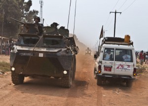 Un coche de MSF se cruza con un vehículo militar en su camino hacia el hospital Castor, en Bangui. Foto: Juan Carlos Tomasi (MSF)
