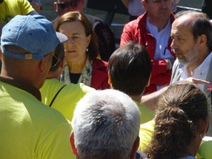La plantilla de FCC Parques y Jardines de Zaragoza charrando con Inés Ayala.