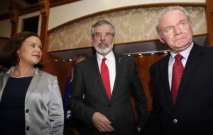 Adams ha comparecido junto a Mary Lou McDonald y Martin McGuinnes tras ser puesto en libertad. Foto: Peter Muhly