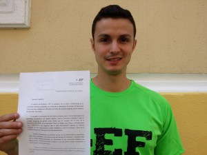 Alfonso Zafra, de +EF, con una de las hojas firmadas. Foto: +EF