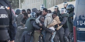 La policía devolvió irregularmente a inmigrantes heridos al otro lado de la valla de Melilla para lo que tuvo que arrastrarlos en al menos una ocasión. | Blasco de Avellaneda