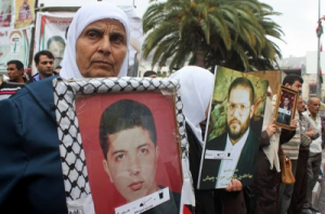 Palestinos durante una manifestación en apoyo a los huelguistas en Nablus (Cisjordania). Foto: Ahmad Al Bazz (Activestiees)