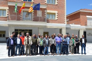 Alcaldes aragoneses ante el ayuntamiento de la población del Baix Cinca donde han aprobado la Declaración de Mequinensa