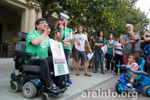 Aramayona durante la concentración de este lunes en Zaragoza. Foto: Pablo Ibañez (AraInfo) [Galería de imágenes]