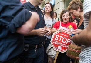 Identificaciones durante la concentración de Stop Desahucios Zaragoza. Foto: Pablo Ibañez (AraInfo)