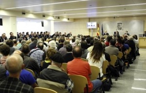 Los encausados, junto a los responsables de las herrikos, el día del inicio del juicio. Foto: Chema Moya