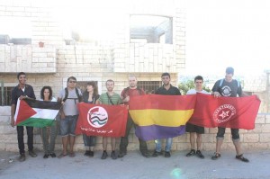 Carlos y David, acompañados de otros brigadistas en Gaza. Foto: UJCE