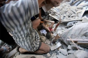 Varios cadáveres son rescatados de una vivienda en Gaza. Foto: ‏@Tarek_Dkrt