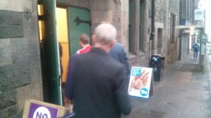 Os primers votants d'o vico. Foto: Chorche Romance