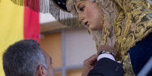 Momento en que se impone la Medalla de Oro a la Virgen del Amor.