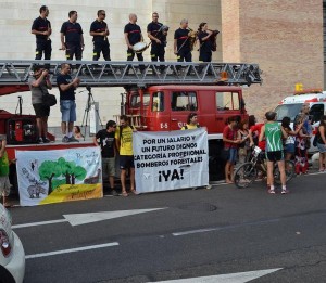 Pancartas a favor de las BRIF en la carrera popular de Bomberos Zaragoza. Foto: @IncendiosForesA