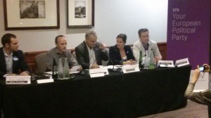 Josu Juaristi, de Bildu, leé la declaración por el derechos a decidir. Foto: Chorche Romance