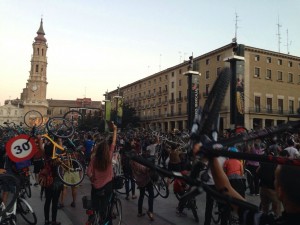 Miles de ciclistas levantan su bicicleta contra la modificación de la ordenanza en una manifestación histórica.