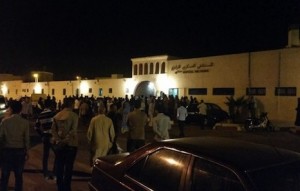 Las inmediaciones del hospital militar de Dajla tras conocerse el fallecimiento de Hassana Eluali Aaleya. Foto: Porunsaharalibre.org