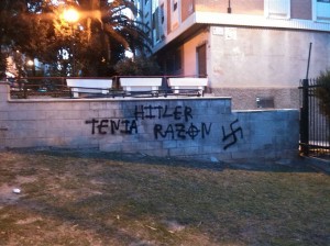 Pintada nazi frente al IES Pablo Gargallo en San José.