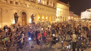 El paseo ciclista ha concluido en la plaza del Pilar. Foto: @arainfonoticias