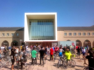 Ciclistas ante el Ayuntamiento de Zaragoza. Foto: Pedalea