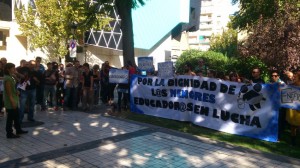 Medio centenar de educadores y educadoras se concentraron este lunes frente a la sede del IASS en Zaragoza. Foto: CGT