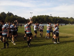 Los jugadores del Fénix celebran su primer triunfo en División de Honor B. Foto: rugbyfenix.com