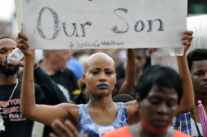 Protestas en Ferguson el pasado verano. Foto: Loavesofbread (CC)