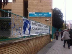Diversos colectivos en defensa de la Sanidad Pública, entre ellos Marea Blanca, han colocado lazos azules en varios centros sanitarios de Zaragoza. Foto: @mareablancazgz